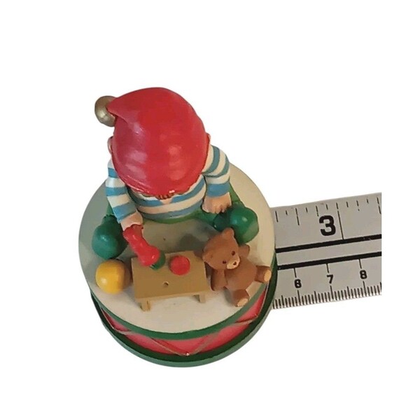 VTG Elf & Toy Workbench Hammers Toy Christmas Figurine Music Box Enesco - Works - Picture 12 of 12